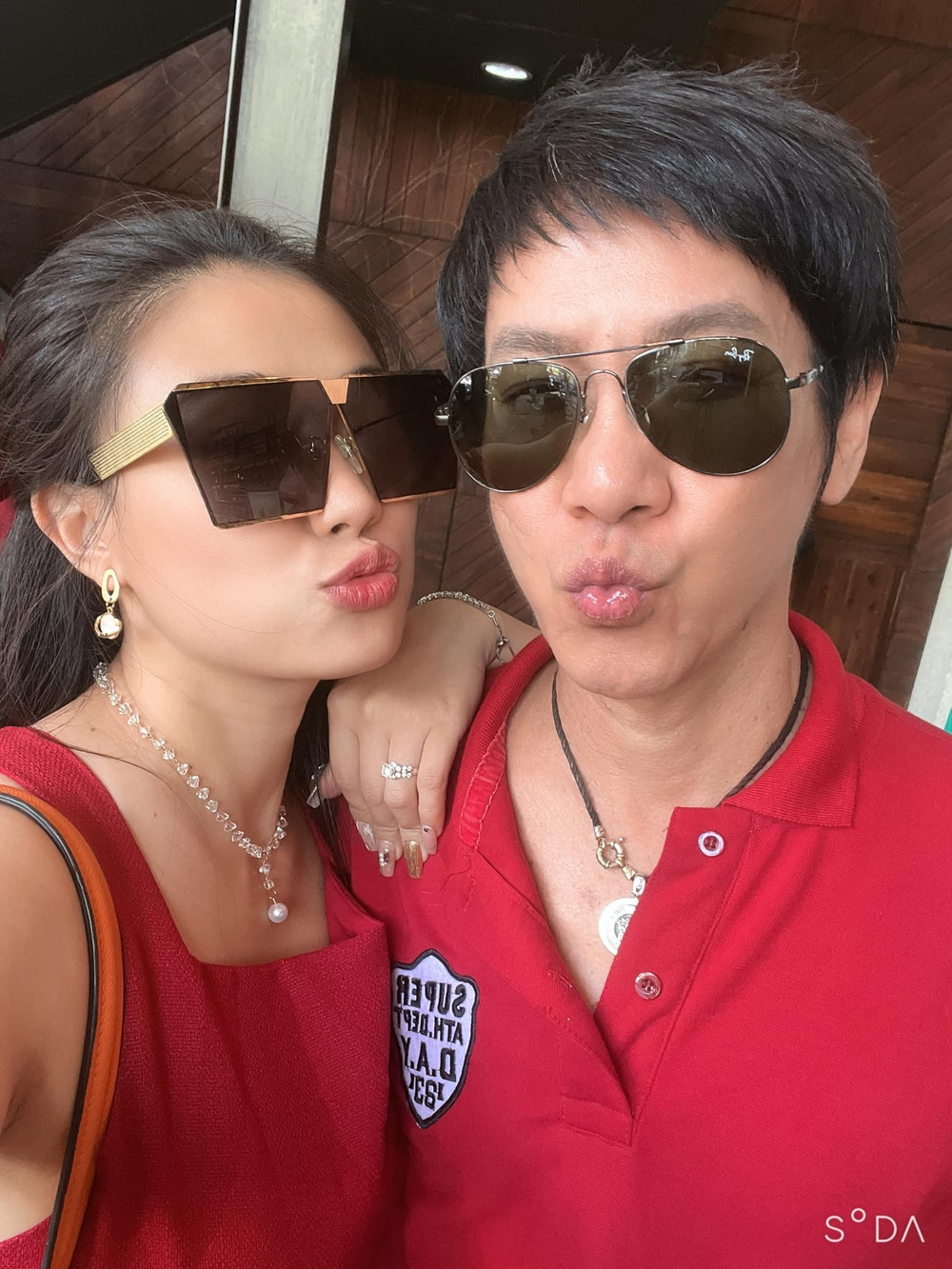 Nam nghệ sĩ 61 tuổi được vợ kém gần 30 tuổi xem như báu vật: Thích ở nhà dọn dẹp, nấu nướng, giặt giũ- Ảnh 4. Nam nghệ sĩ 61 tuổi được vợ kém gần 30 tuổi xem như báu vật: Thích ở nhà dọn dẹp, nấu nướng, giặt giũ- Ảnh 4.