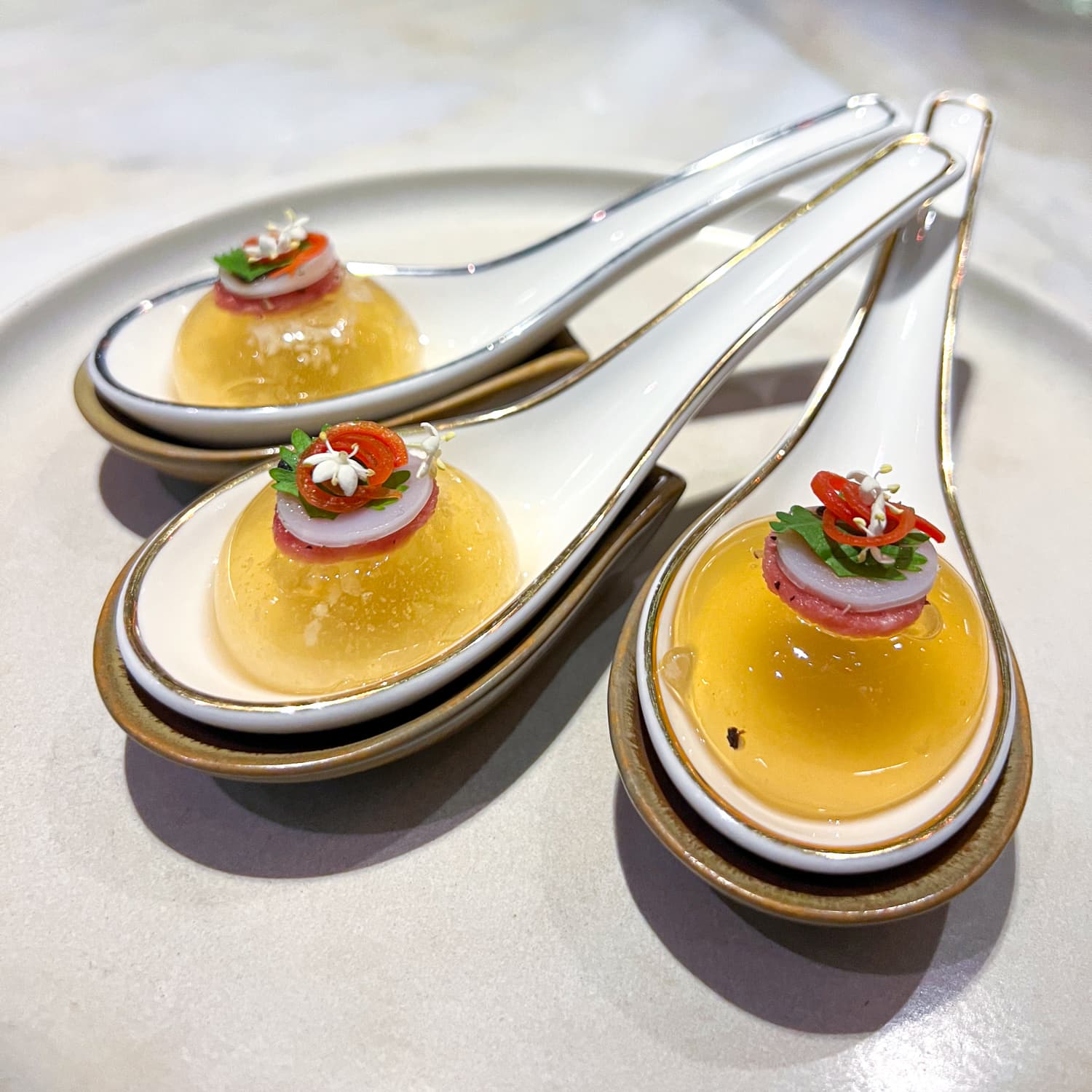 Ẩm thực cao cấp của Việt Nam là như thế nào? Khách Tây nếm thử 12 món của nhà hàng Ẩm thực cao cấp của Việt Nam là như thế nào? Khách Tây nếm thử 12 món của nhà hàng