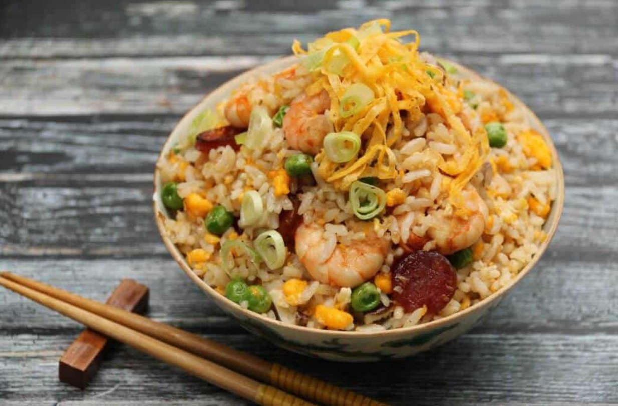 Bệnh viện kích hoạt "luồng ưu tiên" cứu người đàn ông nguy kịch vì ăn cơm rang làm bằng cơm nguội để trong tủ lạnh 2 ngày- Ảnh 1.