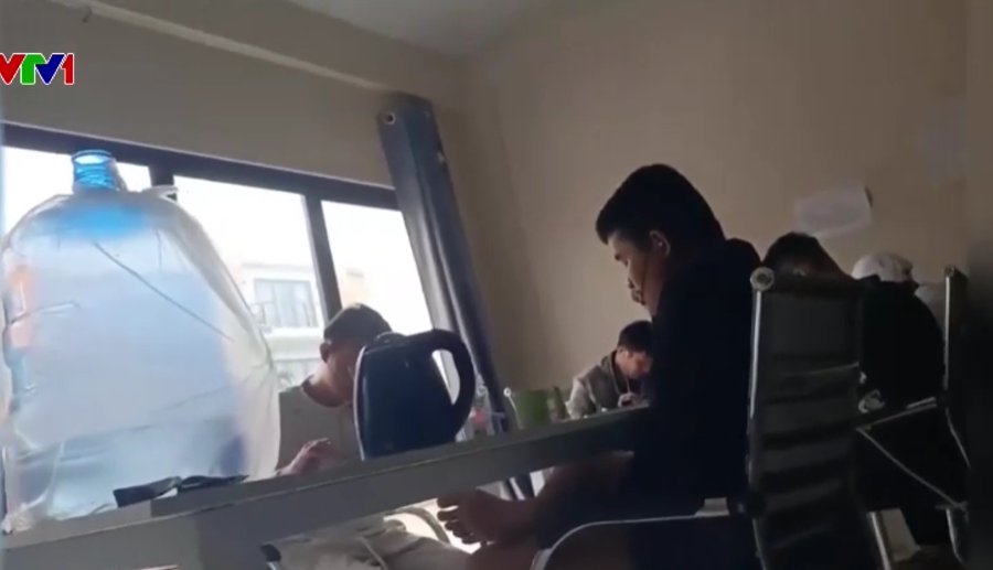 Bên trong “hang ổ” tội phạm mạng: Một ngày 300 cuộc gọi lừa đảo, doanh thu lên đến 10 tỷ đồng/ngày- Ảnh 4. Bên trong “hang ổ” tội phạm mạng: Một ngày 300 cuộc gọi lừa đảo, doanh thu lên đến 10 tỷ đồng/ngày- Ảnh 4.