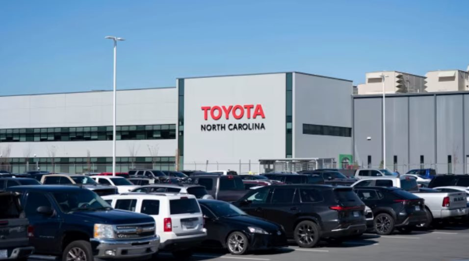 Toyota sẽ đầu tư 10 tỷ USD vào Mỹ trong 5 năm, vừa khánh thành nhà máy pin siêu 'khủng'- Ảnh 1.