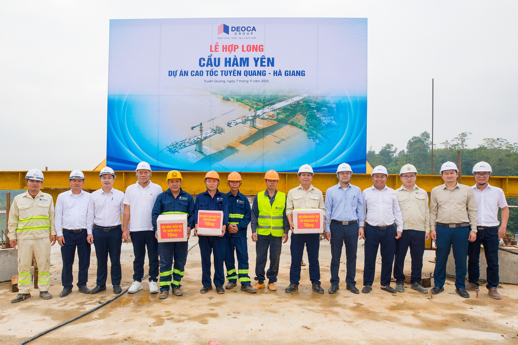 Đèo Cả chính thức hợp long cây cầu lớn nhất trên cao tốc Tuyên Quang - Hà Giang dài 77km- Ảnh 1.