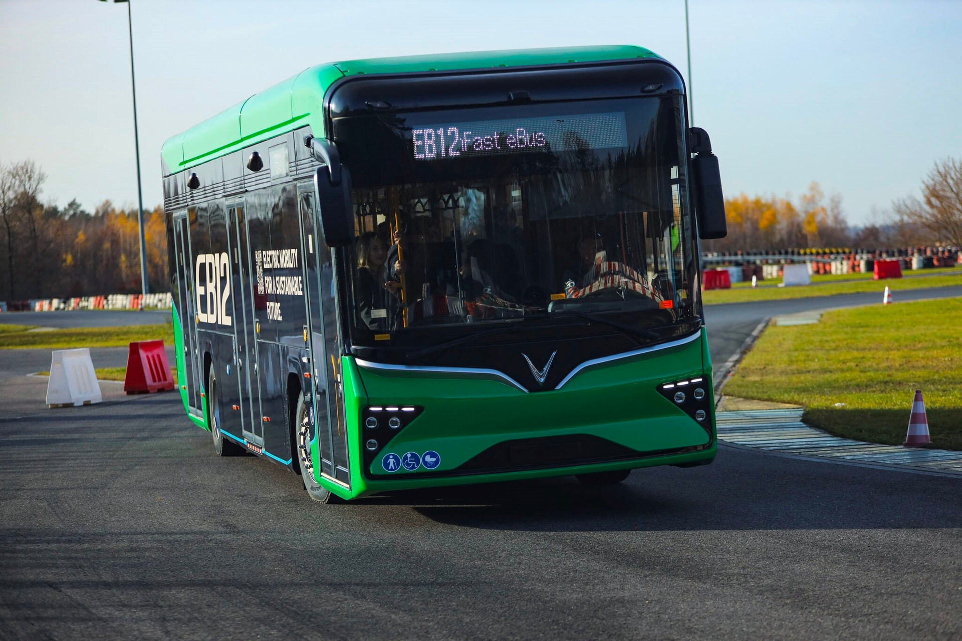 Hai chiếc xe điện VinFast mới tinh xuất hiện ở một trường đua châu Âu: Sắp mở bán tại nước sát Ukraine- Ảnh 3.