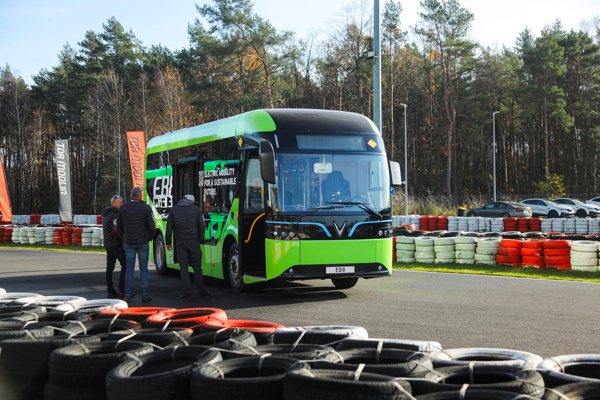 Hai chiếc xe điện VinFast mới tinh xuất hiện ở một trường đua châu Âu: Sắp mở bán tại nước sát Ukraine- Ảnh 4.