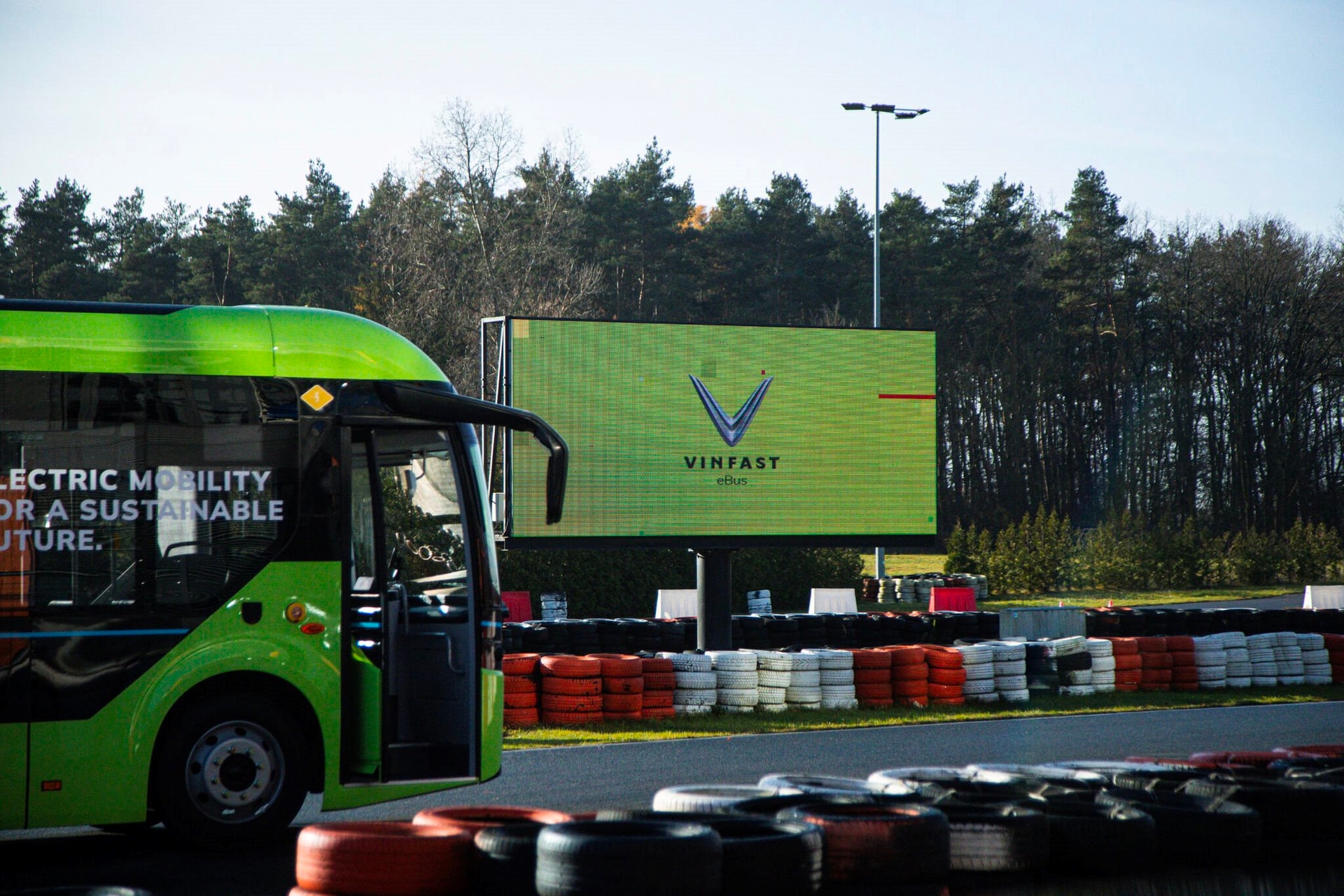 Hai chiếc xe điện VinFast mới tinh xuất hiện ở một trường đua châu Âu: Sắp mở bán tại nước sát Ukraine- Ảnh 2.