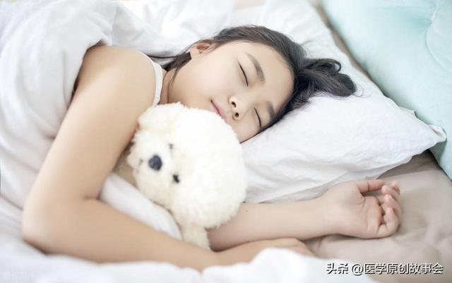 Đi ngủ lúc 10 giờ tối có sai không? Bác sĩ khuyên: Sau 60 tuổi, hãy làm 5 điều này khi ngủ để ngủ ngon, sống thọ- Ảnh 3.