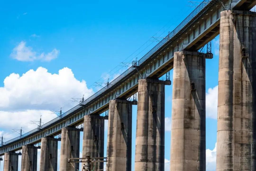 Chuyện ngược đời: Đường sắt trên cao đắt gần gấp đôi, nhưng Trung Quốc lại "chê" xây đường dưới mặt đất- Ảnh 1.