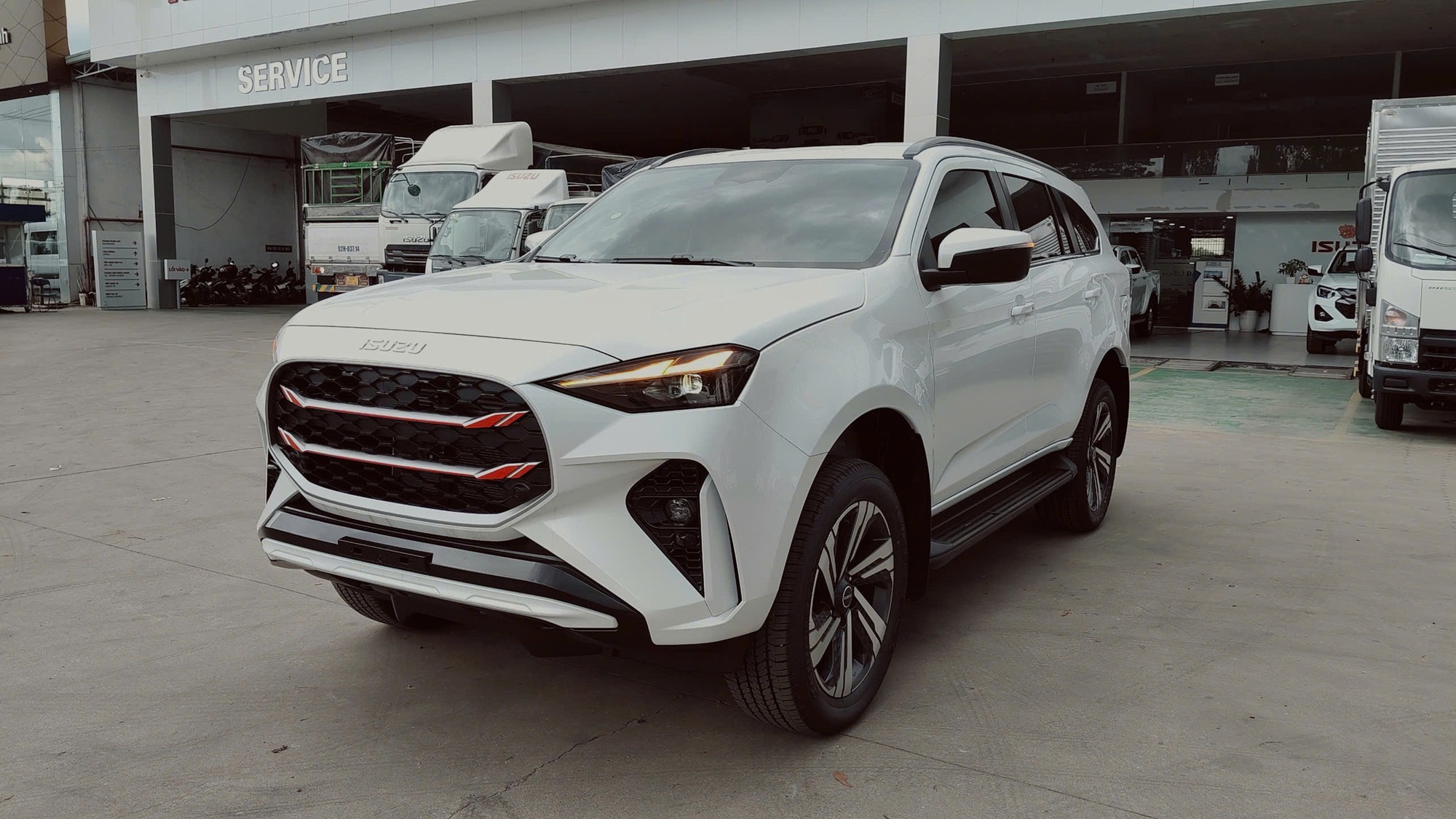 Cầm 1 tỷ đồng mua SUV gầm cao: Santa Fe ưu đãi ‘khủng’ đối đầu chất thực dụng của Fortuner, mu-X và CX-8- Ảnh 5. Cầm 1 tỷ đồng mua SUV gầm cao: Santa Fe ưu đãi ‘khủng’ đối đầu chất thực dụng của Fortuner, mu-X và CX-8- Ảnh 5.