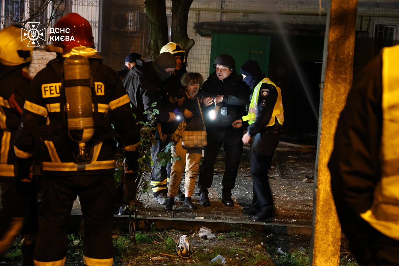 Ukraine đánh 'cảng dầu số 2 của Nga', khói trùm Novorossiysk — Moscow đáp trả bằng 430 UAV và 18 tên lửa- Ảnh 2. Ukraine đánh 'cảng dầu số 2 của Nga', khói trùm Novorossiysk — Moscow đáp trả bằng 430 UAV và 18 tên lửa- Ảnh 2.