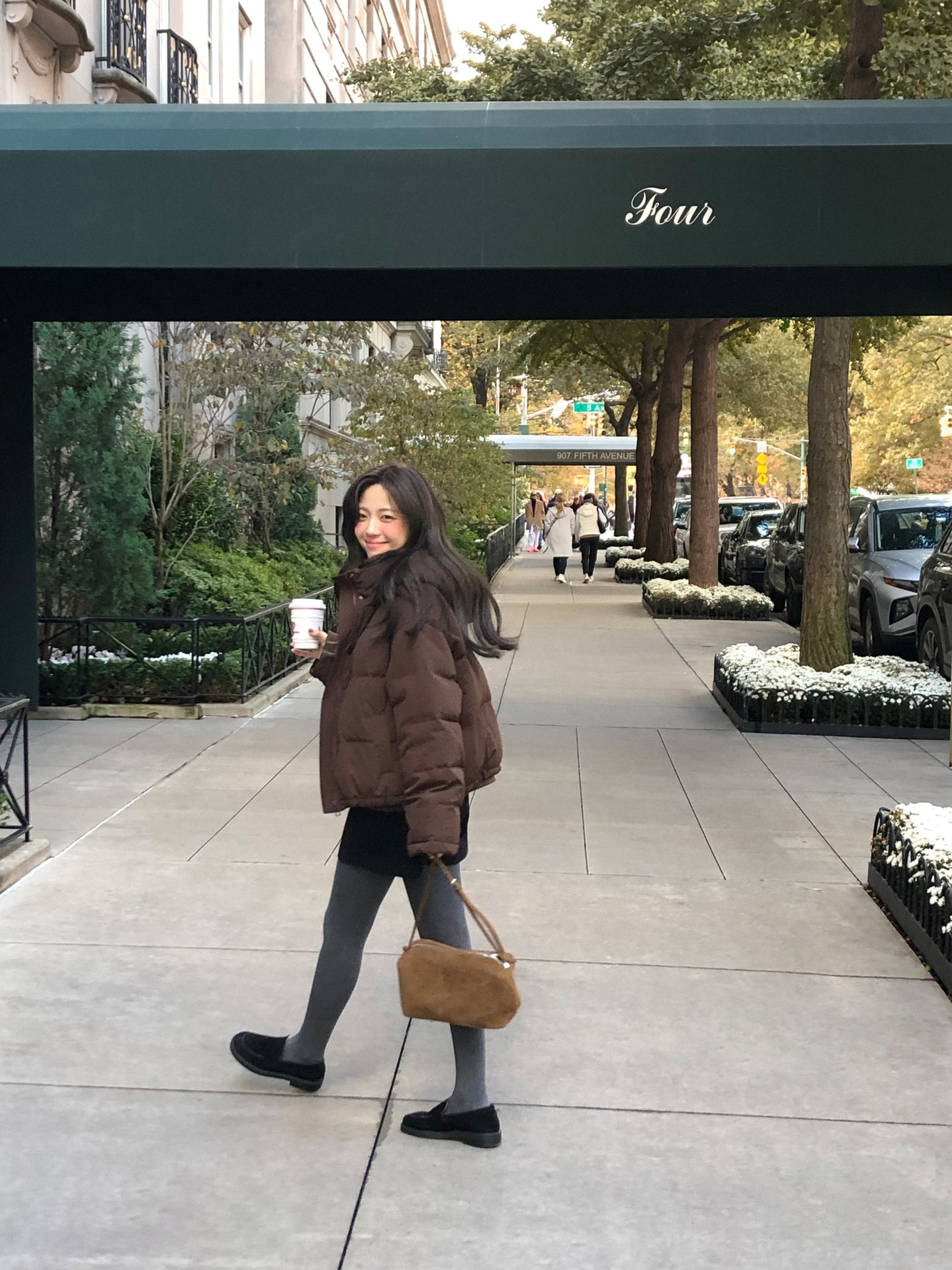 5 mẫu áo khoác hoàn hảo dành cho người cao khiêm tốn, chẳng cần làm gì vẫn sành điệu và tôn dáng- Ảnh 6. 5 mẫu áo khoác hoàn hảo dành cho người cao khiêm tốn, chẳng cần làm gì vẫn sành điệu và tôn dáng- Ảnh 6.