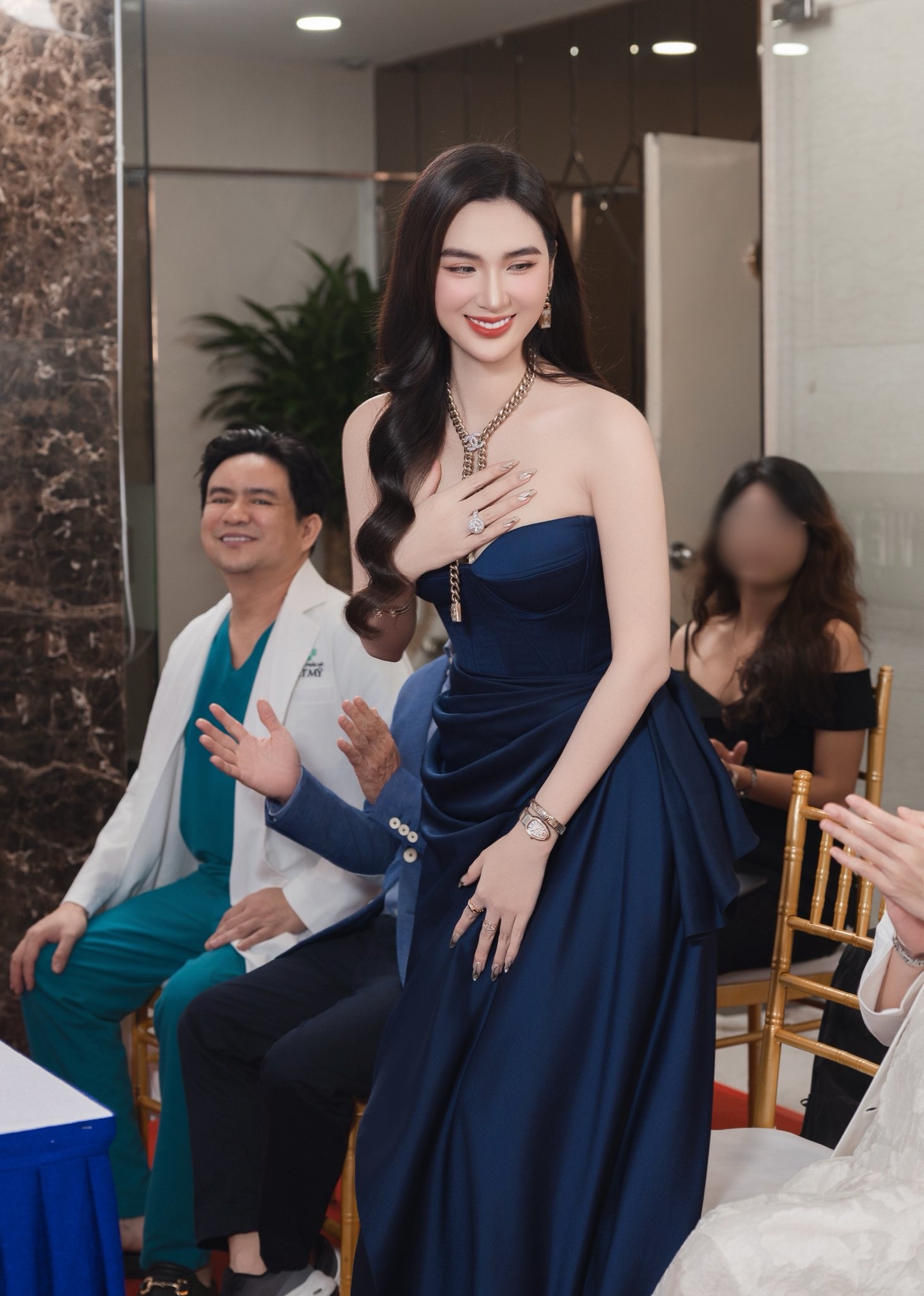 Bức ảnh của Ngọc Loan và ông Chiêm Quốc Thái- Ảnh 2. Bức ảnh của Ngọc Loan và ông Chiêm Quốc Thái- Ảnh 2.