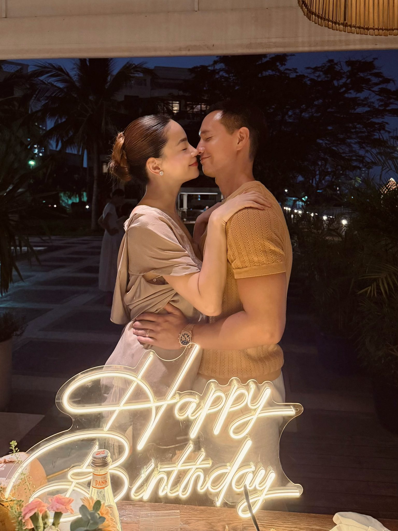 Hà Hồ tặng chồng chiếc đồng hồ Top 3 thế giới, Kim Lý nghẹn ngào- Ảnh 4. Hà Hồ tặng chồng chiếc đồng hồ Top 3 thế giới, Kim Lý nghẹn ngào- Ảnh 4.