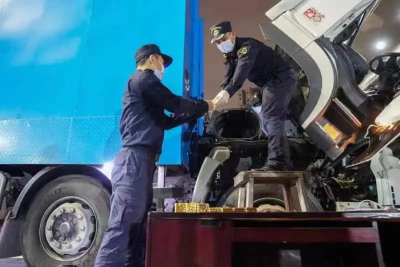 Tịch thu 30kg vàng trị giá hơn hơn 51 tỷ đồng được giấu trong 1 chiếc xe ô tô nhập cảnh- Ảnh 1. Tịch thu 30kg vàng trị giá hơn hơn 51 tỷ đồng được giấu trong 1 chiếc xe ô tô nhập cảnh- Ảnh 1.