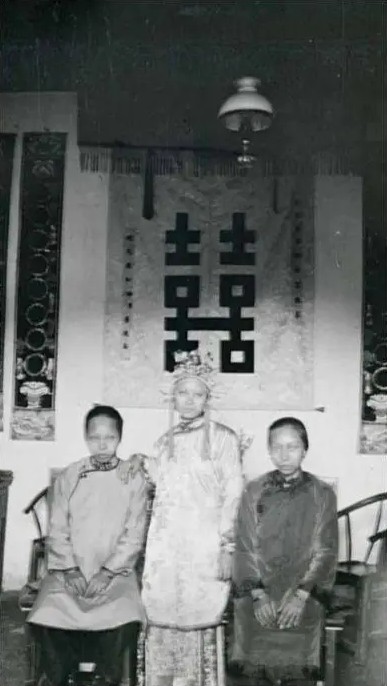 6 bức ảnh hiếm cuối triều Thanh: Chính thất lạnh lùng, thông phòng e dè, diện mạo thái giám gây bất ngờ- Ảnh 6. 6 bức ảnh hiếm cuối triều Thanh: Chính thất lạnh lùng, thông phòng e dè, diện mạo thái giám gây bất ngờ- Ảnh 6.