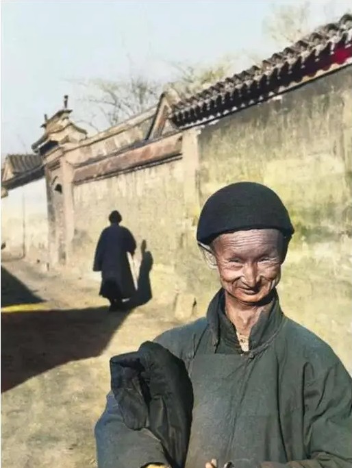 6 bức ảnh hiếm cuối triều Thanh: Chính thất lạnh lùng, thông phòng e dè, diện mạo thái giám gây bất ngờ- Ảnh 4. 6 bức ảnh hiếm cuối triều Thanh: Chính thất lạnh lùng, thông phòng e dè, diện mạo thái giám gây bất ngờ- Ảnh 4.