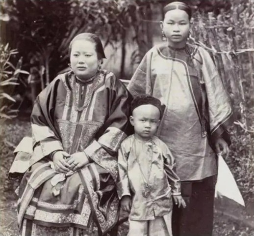 6 bức ảnh hiếm cuối triều Thanh: Chính thất lạnh lùng, thông phòng e dè, diện mạo thái giám gây bất ngờ- Ảnh 3. 6 bức ảnh hiếm cuối triều Thanh: Chính thất lạnh lùng, thông phòng e dè, diện mạo thái giám gây bất ngờ- Ảnh 3.