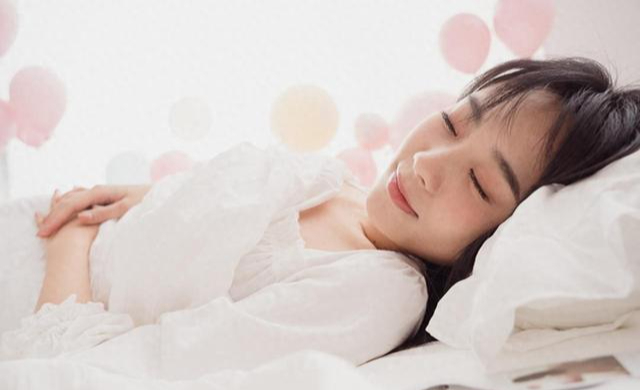 Đi ngủ lúc 10 giờ tối có sai không? Bác sĩ khuyên: Sau 60 tuổi, hãy làm 5 điều này khi ngủ để ngủ ngon, sống thọ- Ảnh 1.