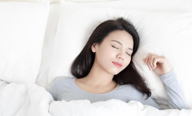 Đi ngủ lúc 10 giờ tối có sai không? Bác sĩ khuyên: Sau 60 tuổi, hãy làm 5 điều này khi ngủ để ngủ ngon, sống thọ- Ảnh 2.