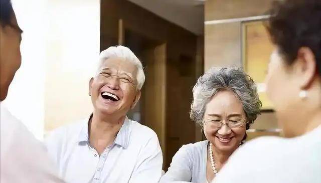 Đi ngủ lúc 10 giờ tối có sai không? Bác sĩ khuyên: Sau 60 tuổi, hãy làm 5 điều này khi ngủ để ngủ ngon, sống thọ- Ảnh 4.