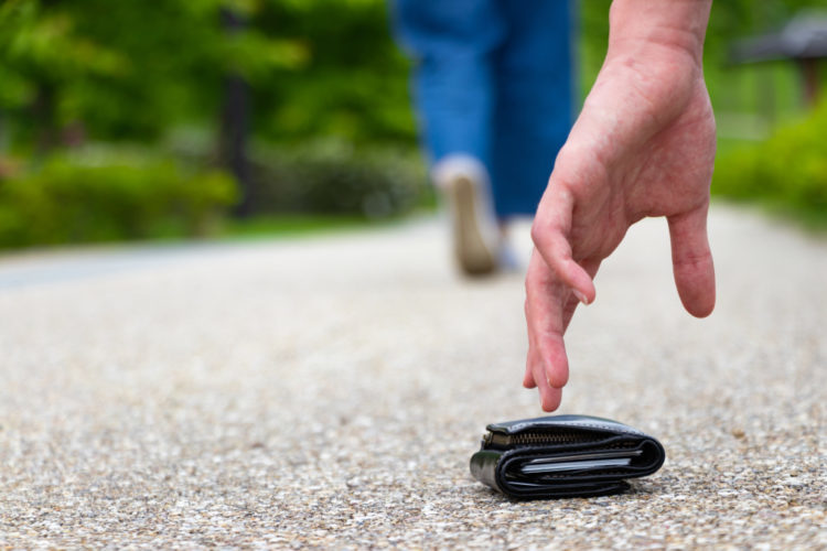 Nhặt được 20 triệu đồng, người đàn ông trả lại người làm mất nhưng mấy ngày sau bị khởi kiện, đối phương tuyên bố: “Anh phải trả thêm 54 triệu đồng”- Ảnh 1. Nhặt được 20 triệu đồng, người đàn ông trả lại người làm mất nhưng mấy ngày sau bị khởi kiện, đối phương tuyên bố: “Anh phải trả thêm 54 triệu đồng”- Ảnh 1.