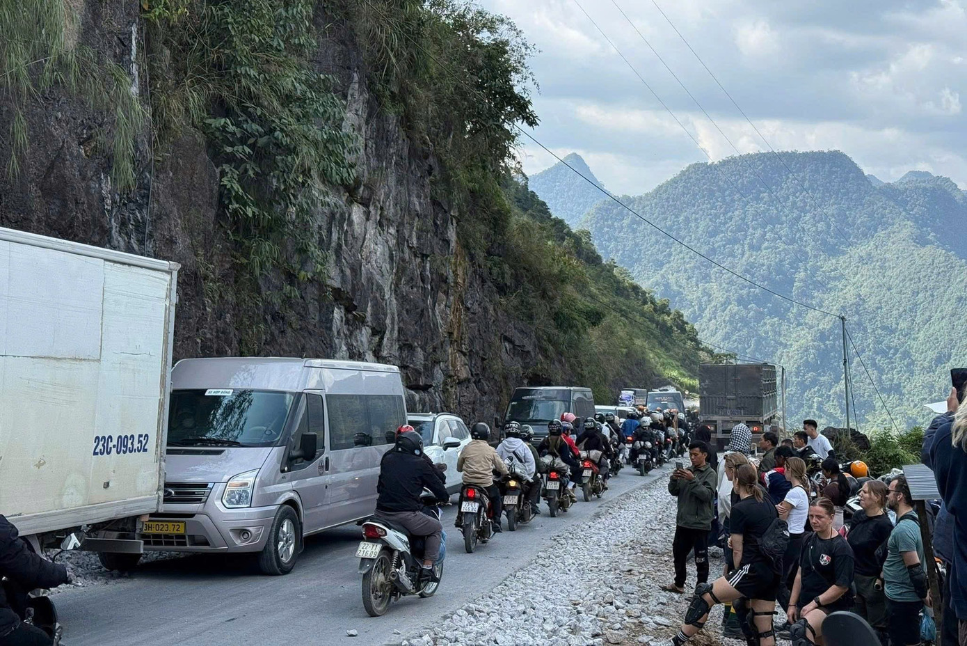 Đường kẹt cứng, khách sạn 'cháy' phòng mùa hoa tam giác mạch- Ảnh 3.
