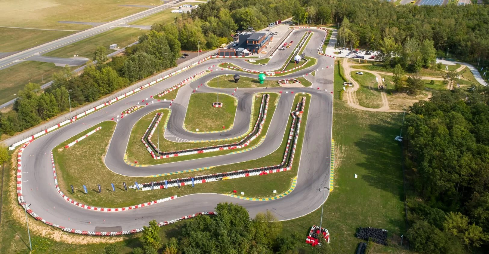 Hai chiếc xe điện VinFast mới tinh xuất hiện ở một trường đua châu Âu: Sắp mở bán tại nước sát Ukraine- Ảnh 1.