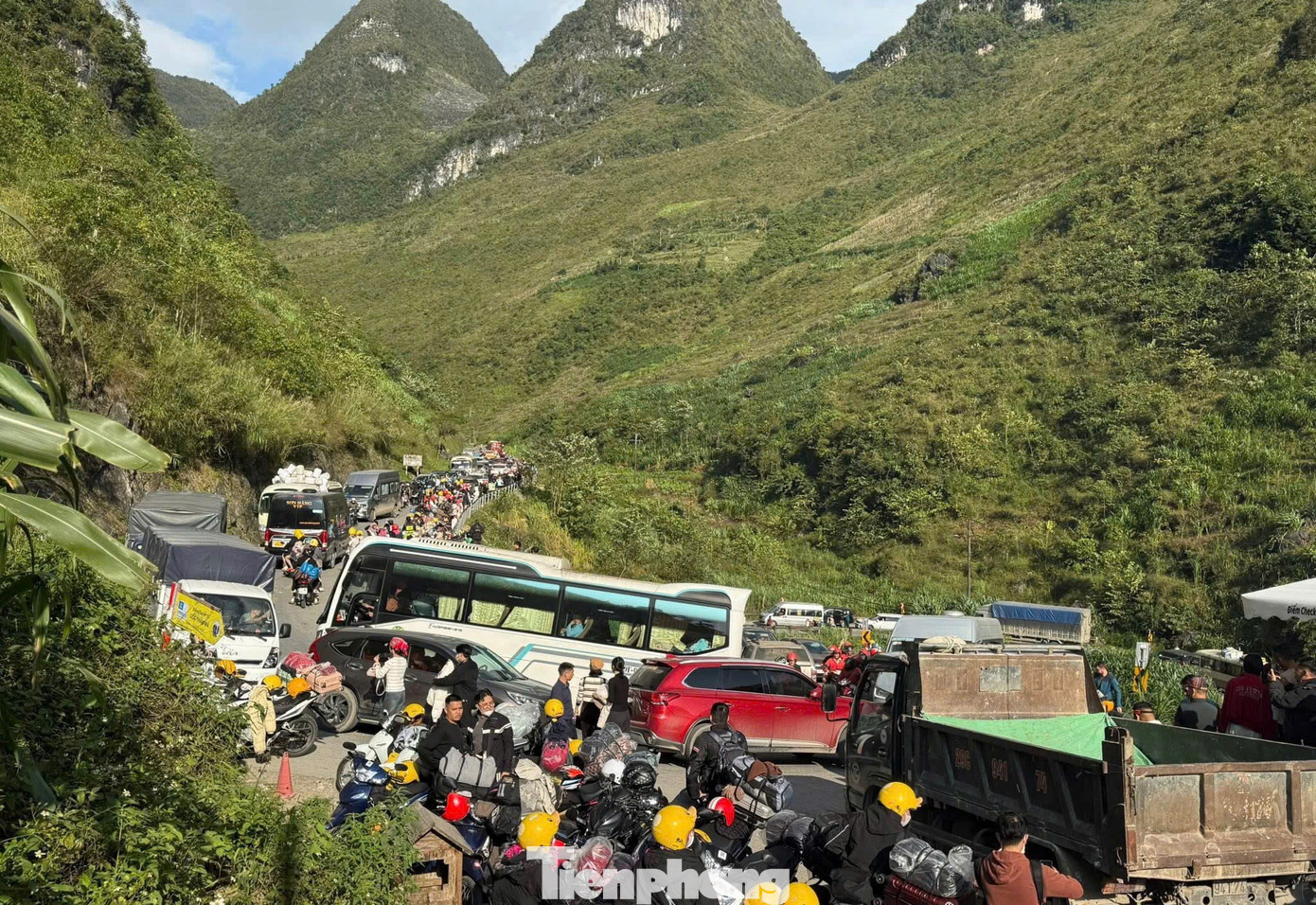 Đường kẹt cứng, khách sạn 'cháy' phòng mùa hoa tam giác mạch- Ảnh 5.