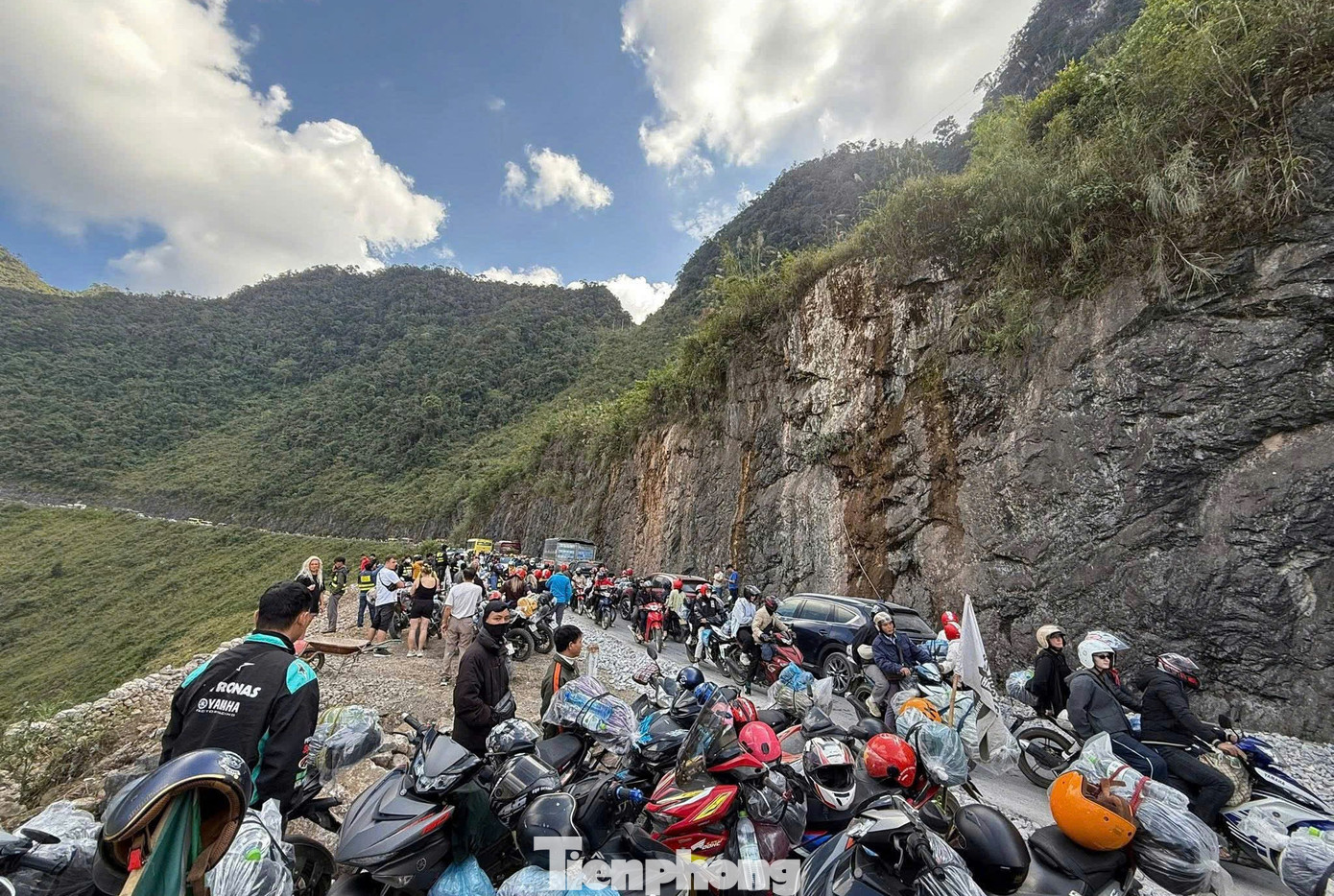 Đường kẹt cứng, khách sạn 'cháy' phòng mùa hoa tam giác mạch- Ảnh 4.