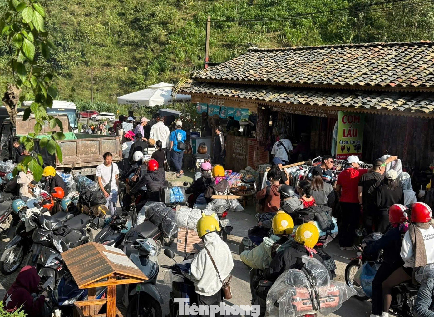 Đường kẹt cứng, khách sạn 'cháy' phòng mùa hoa tam giác mạch- Ảnh 8.