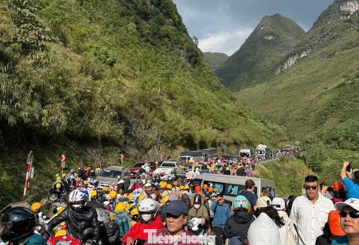 Đường kẹt cứng, khách sạn 'cháy' phòng mùa hoa tam giác mạch- Ảnh 6.