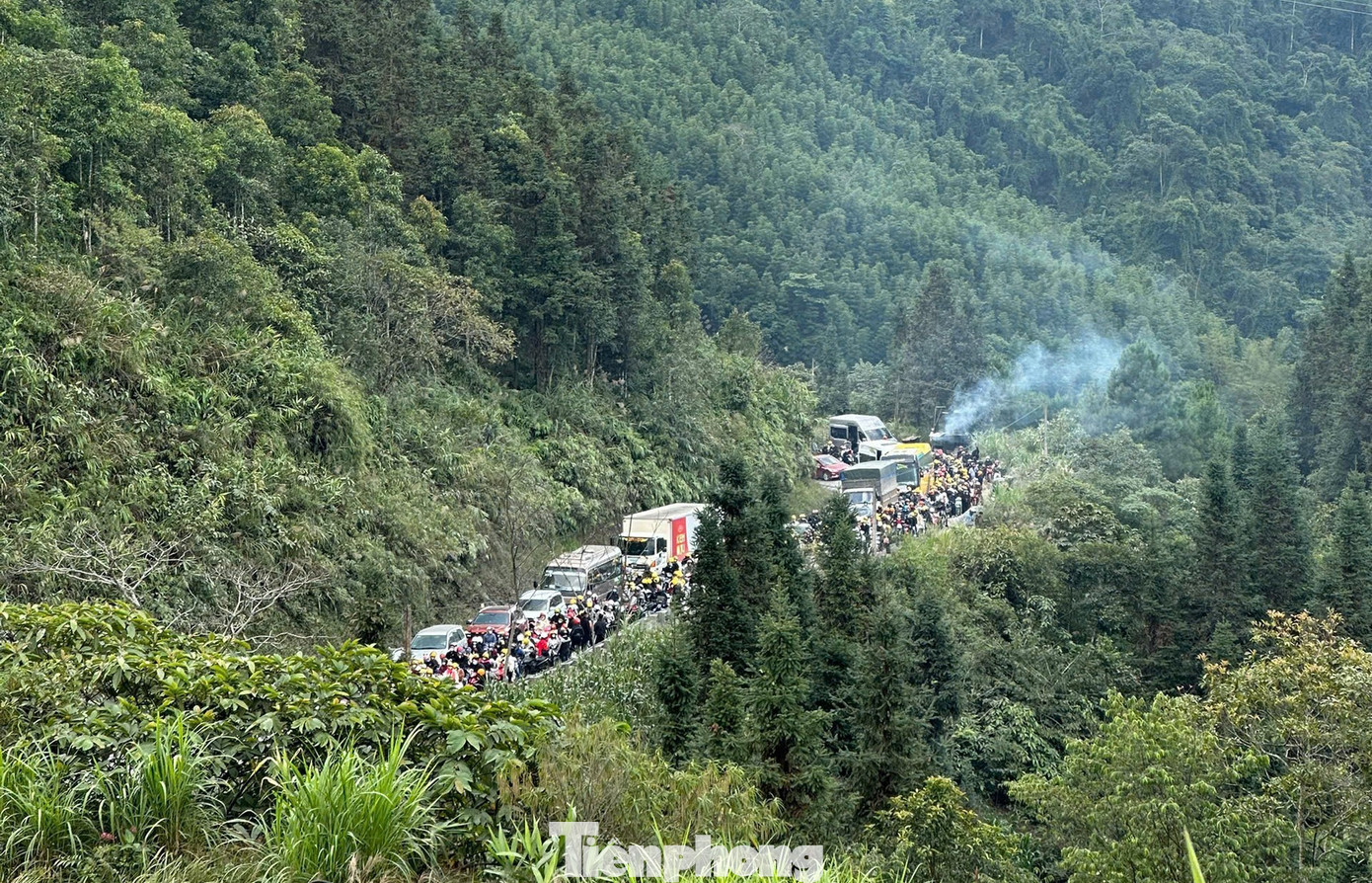 Đường kẹt cứng, khách sạn 'cháy' phòng mùa hoa tam giác mạch- Ảnh 1.