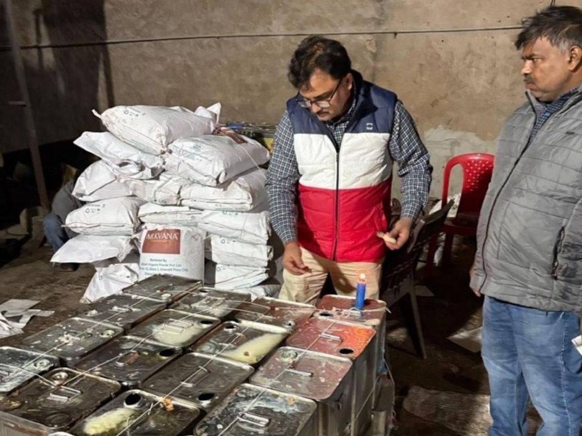 Đột kích một nhà máy lúc 9 giờ tối, công an triệt phá đường dây sản xuất sữa giả từ hóa chất, tịch thu dầu thực vật, sorbitol và máy pha trộn công nghiệp- Ảnh 2.