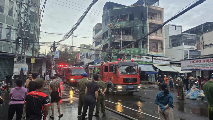 CLIP: Cháy lớn sát chợ Đầm Nha Trang- Ảnh 1. CLIP: Cháy lớn sát chợ Đầm Nha Trang- Ảnh 1.