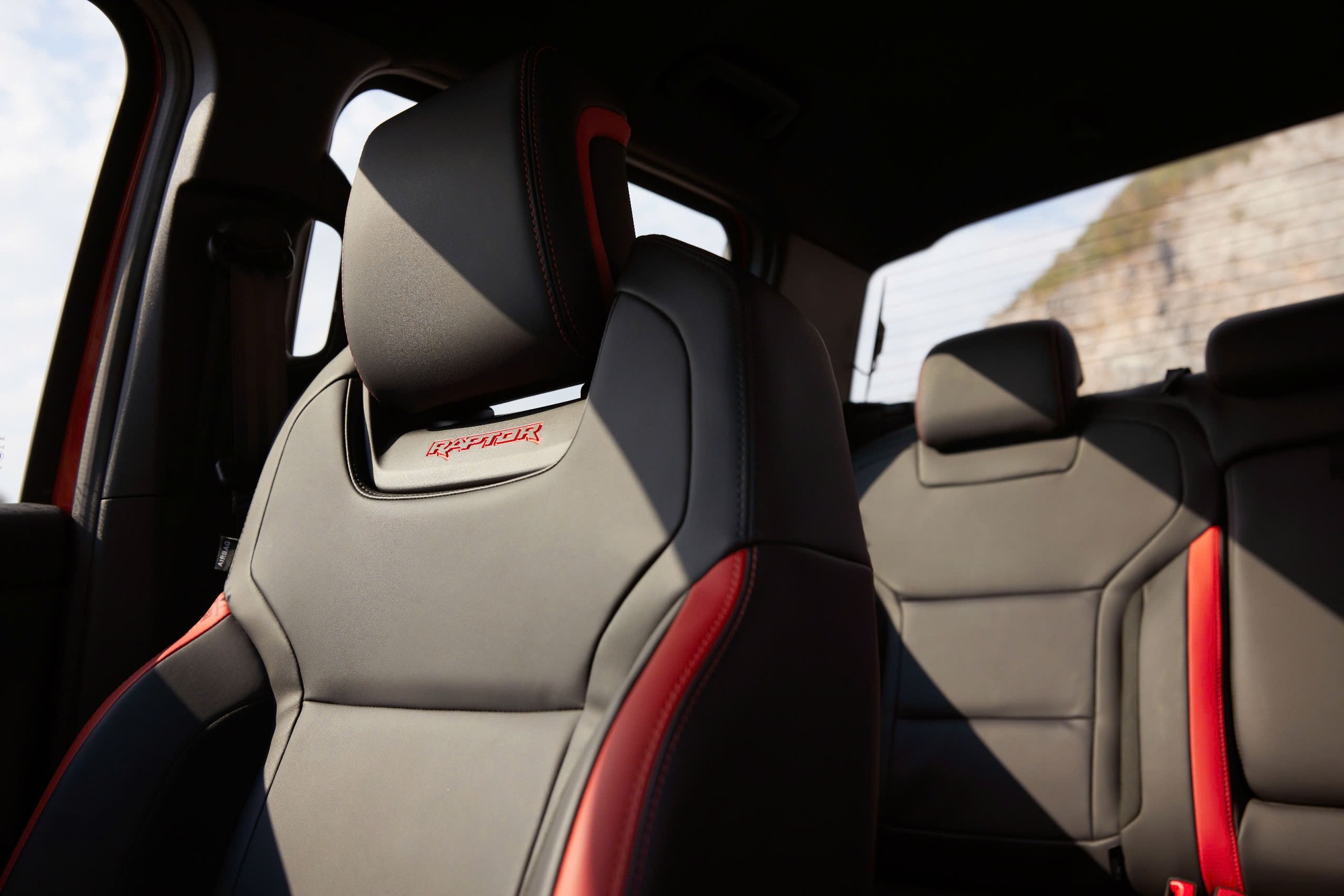 Ford Ranger có thêm bản thể thao: Ngoại hình mới, mâm chuyên địa hình, giá quy đổi tới 1,75 tỷ đồng- Ảnh 4. Ford Ranger có thêm bản thể thao: Ngoại hình mới, mâm chuyên địa hình, giá quy đổi tới 1,75 tỷ đồng- Ảnh 4.