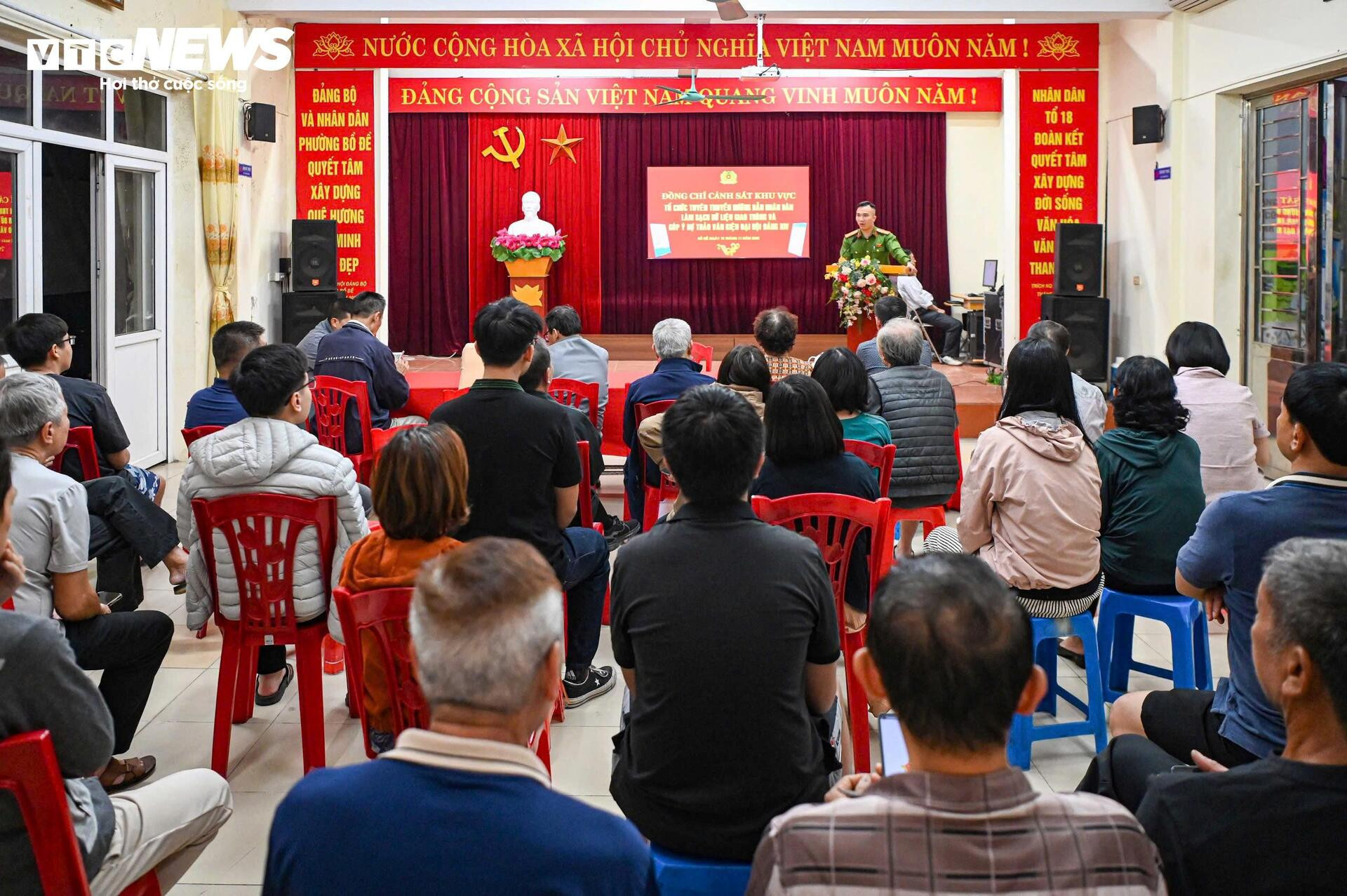 Công an Hà Nội tới từng khu phố hỗ trợ người dân làm sạch dữ liệu đăng ký xe- Ảnh 1.