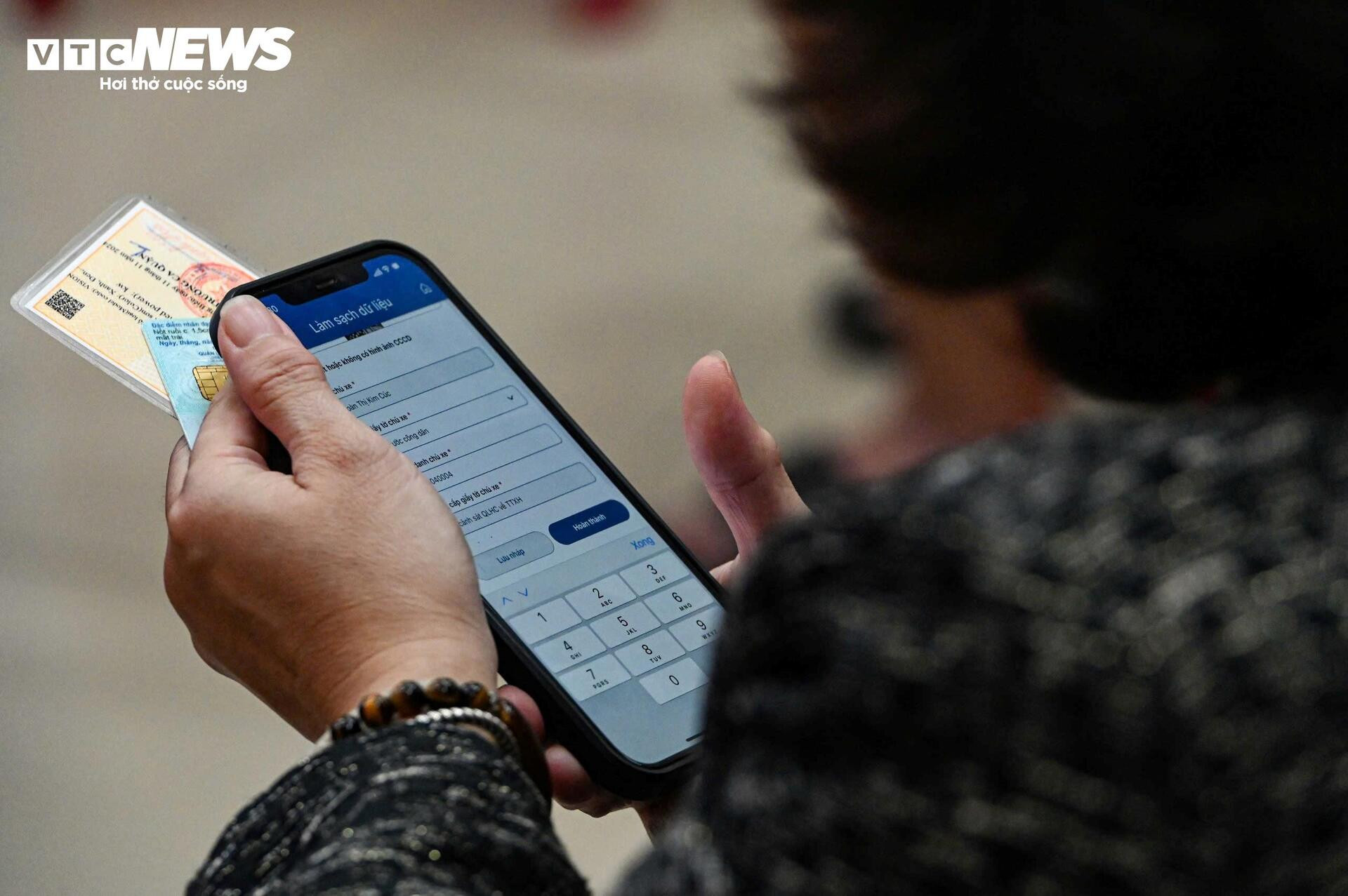 Công an Hà Nội tới từng khu phố hỗ trợ người dân làm sạch dữ liệu đăng ký xe- Ảnh 10.