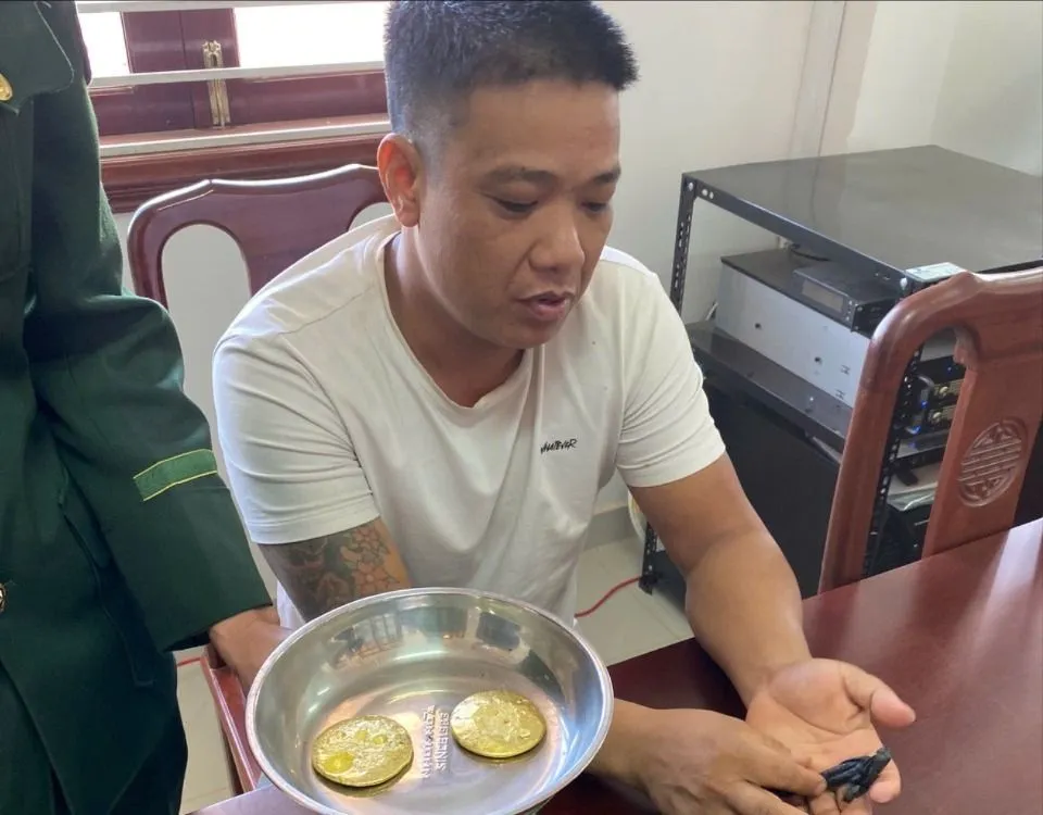 Khởi tố vụ án vận chuyển vàng trái phép từ Lào về Việt Nam- Ảnh 2.