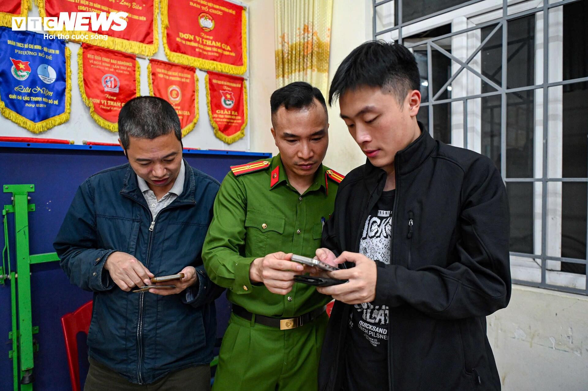 Công an Hà Nội tới từng khu phố hỗ trợ người dân làm sạch dữ liệu đăng ký xe- Ảnh 2.