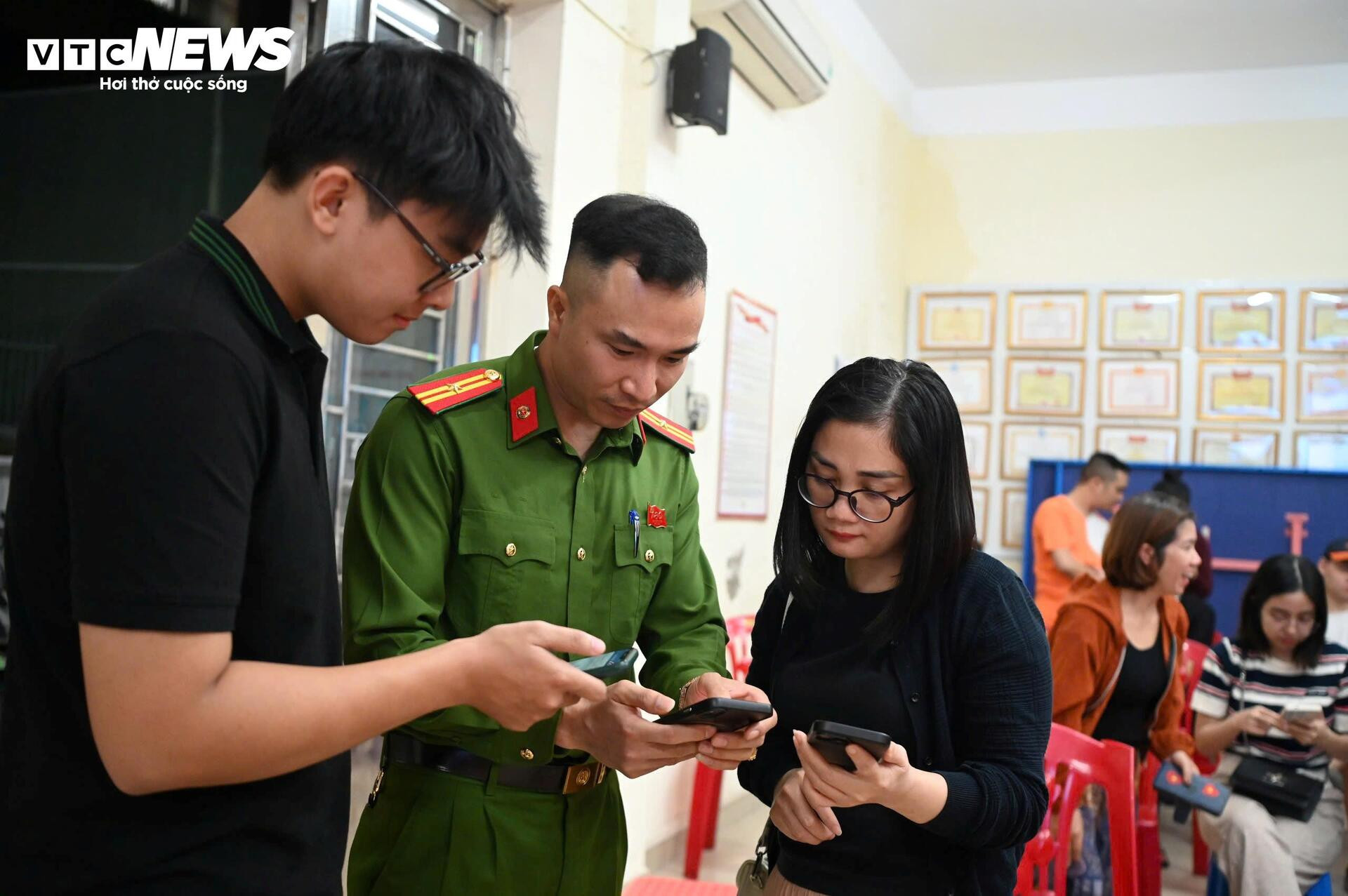 Công an Hà Nội tới từng khu phố hỗ trợ người dân làm sạch dữ liệu đăng ký xe- Ảnh 3.