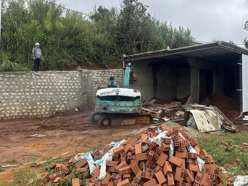 Lâm Đồng cưỡng chế 9 công trình xây dựng trái phép trên đất nông, lâm nghiệp- Ảnh 2.