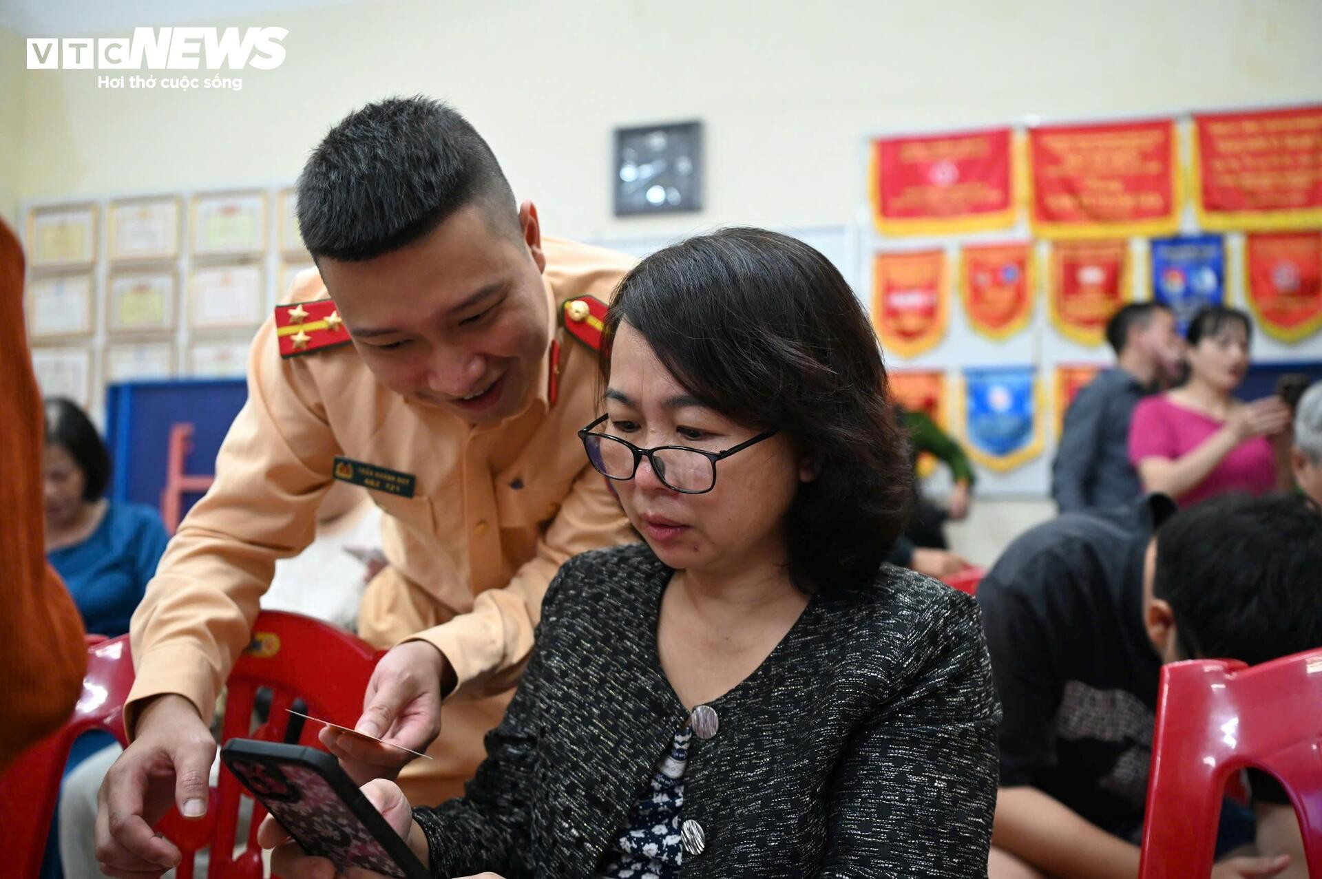 Công an Hà Nội tới từng khu phố hỗ trợ người dân làm sạch dữ liệu đăng ký xe- Ảnh 5.