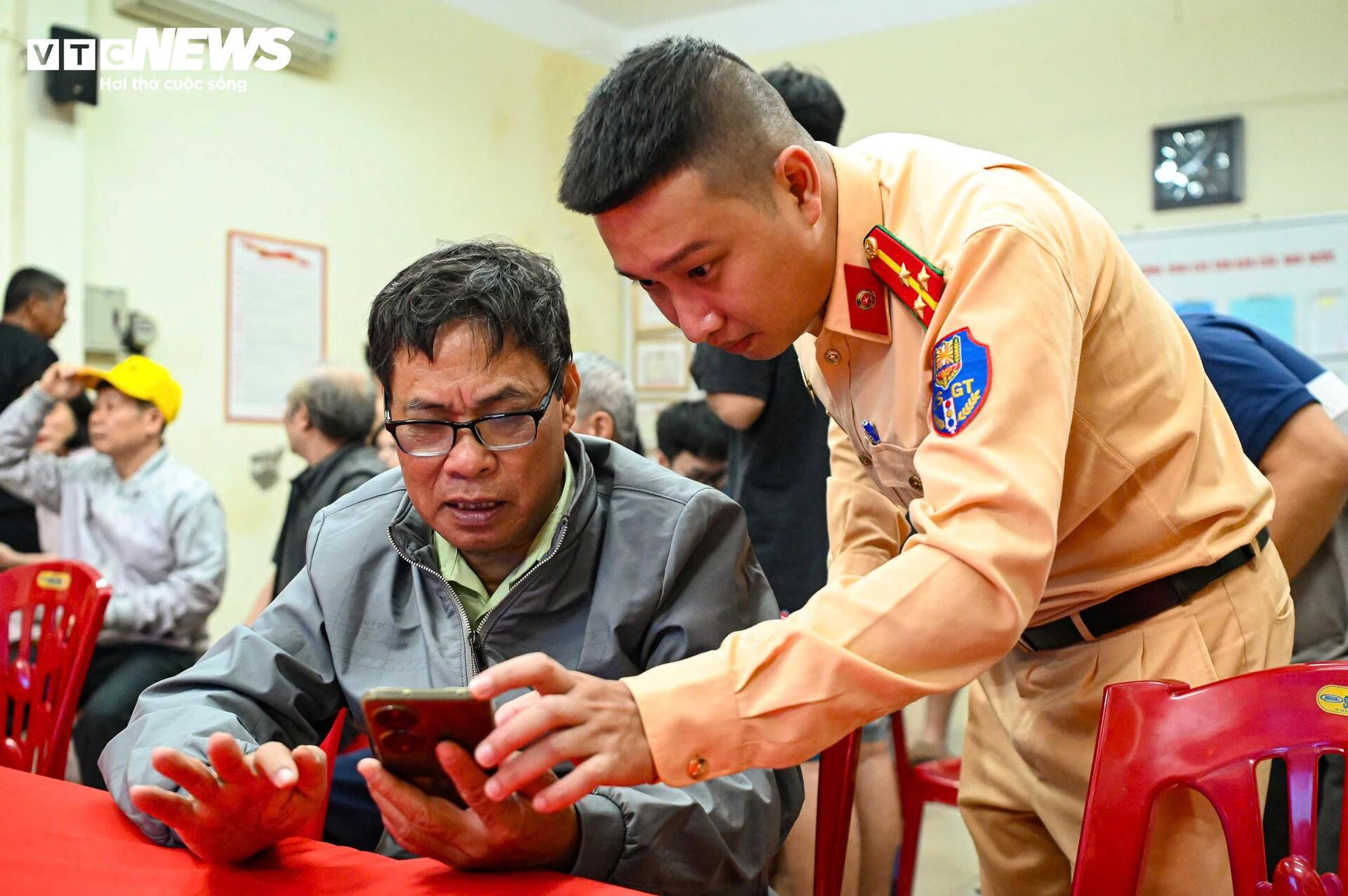 Công an Hà Nội tới từng khu phố hỗ trợ người dân làm sạch dữ liệu đăng ký xe- Ảnh 6.