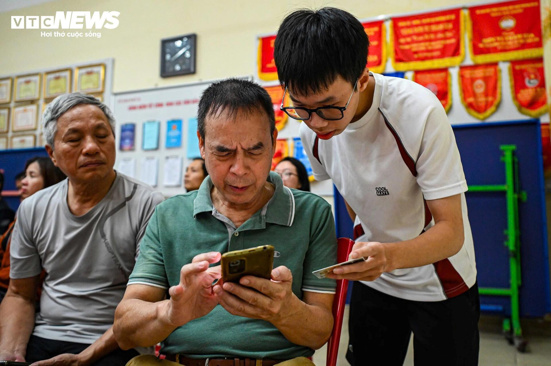 Công an Hà Nội tới từng khu phố hỗ trợ người dân làm sạch dữ liệu đăng ký xe- Ảnh 7.