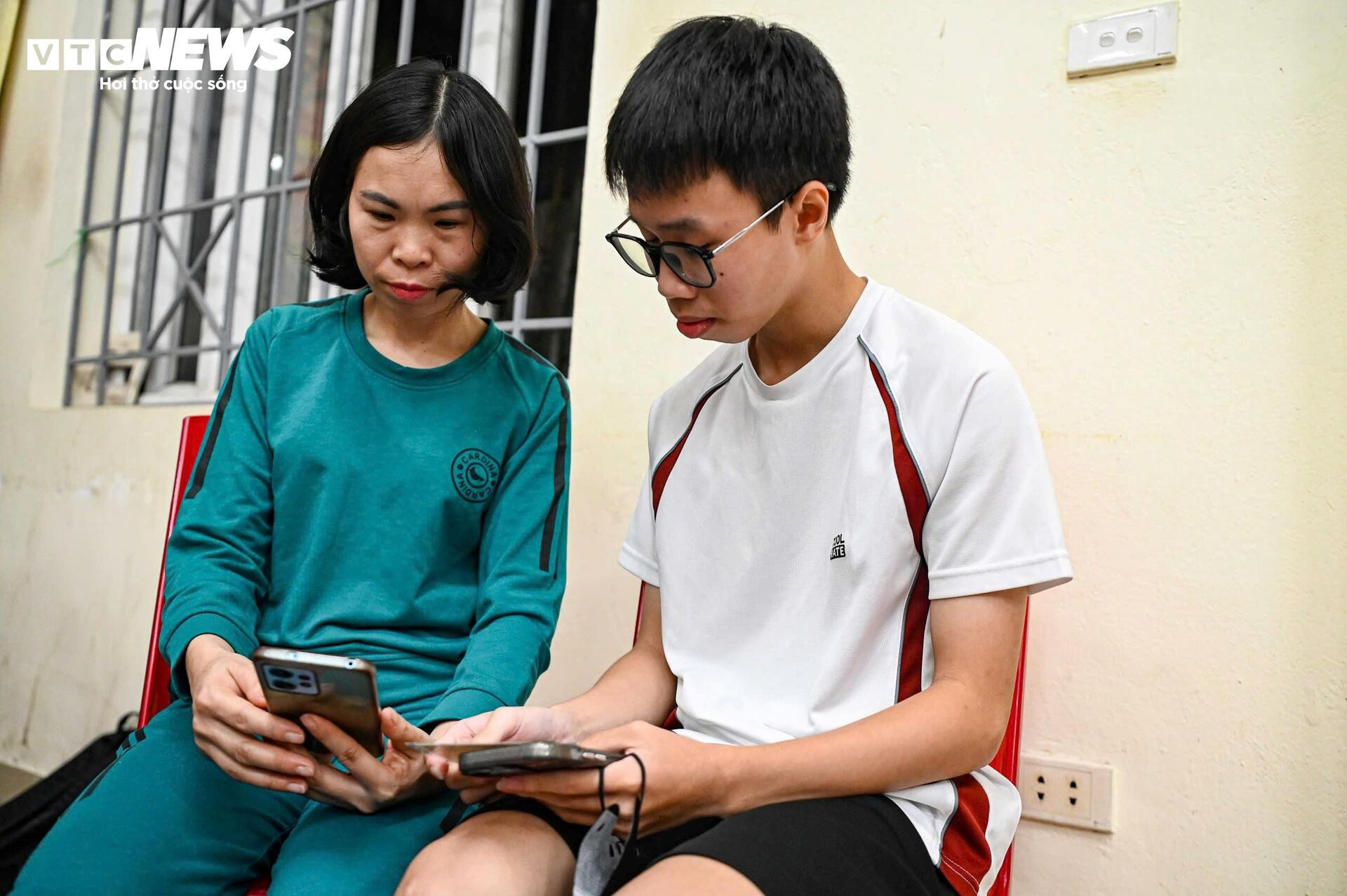 Công an Hà Nội tới từng khu phố hỗ trợ người dân làm sạch dữ liệu đăng ký xe- Ảnh 8.