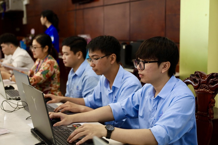 Công chức đi làm đợt Tết Bính Ngọ hưởng chế độ thế nào?- Ảnh 1. Công chức đi làm đợt Tết Bính Ngọ hưởng chế độ thế nào?- Ảnh 1.