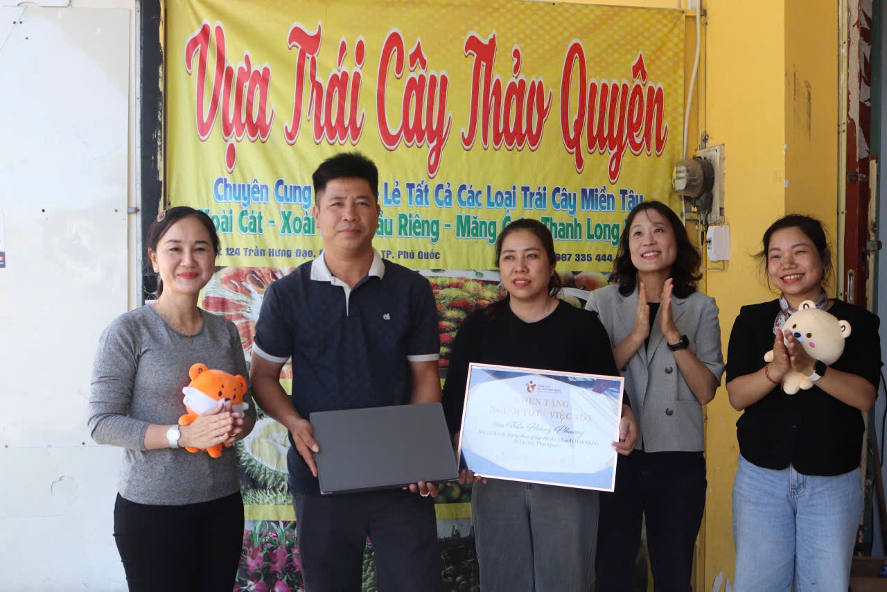 Đại diện Tổng cục Du lịch Hàn Quốc tri ân người đàn ông bán trái cây ở Phú Quốc- Ảnh 1. Đại diện Tổng cục Du lịch Hàn Quốc tri ân người đàn ông bán trái cây ở Phú Quốc- Ảnh 1.