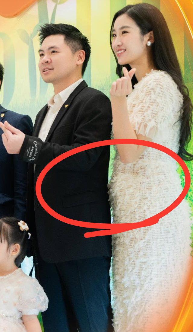 Đỗ Mỹ Linh lộ vòng hai lùm lùm khi dự sinh nhật bố chồng hào môn, nghi vấn đang mang thai lần 2- Ảnh 2. Đỗ Mỹ Linh lộ vòng hai lùm lùm khi dự sinh nhật bố chồng hào môn, nghi vấn đang mang thai lần 2- Ảnh 2.