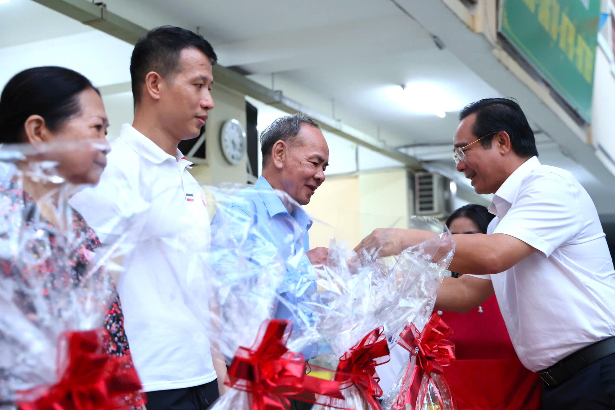 Chủ tịch UBND TP HCM: Thành phố sẽ triển khai đồng loạt nhiều dự án lớn- Ảnh 2. Chủ tịch UBND TP HCM: Thành phố sẽ triển khai đồng loạt nhiều dự án lớn- Ảnh 2.