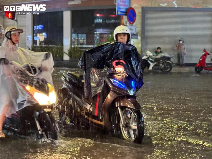 Dự báo thời tiết 16/11: Miền Bắc đêm rét, ngày nắng 28°C, miền Trung mưa xối xả- Ảnh 1.