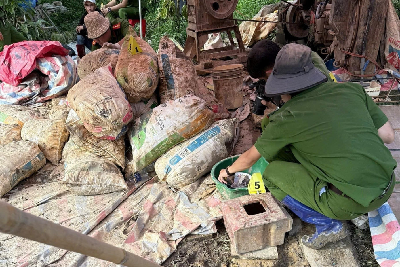 Công an Lâm Đồng tập kích ‘vàng tặc’, thu giữ 18 cây vàng- Ảnh 1.